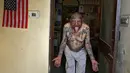 Guinness Rishi, kakek berumur 74 tahun ini mengeluarkan lidahnya di apartemennya di New Delhi, India (20/5). Guinness Rishi merupakan pemegang rekor dunia yang paling banyak menato bendera negara dari seluruh dunia. (REUTERS/Cathal McNaughton)