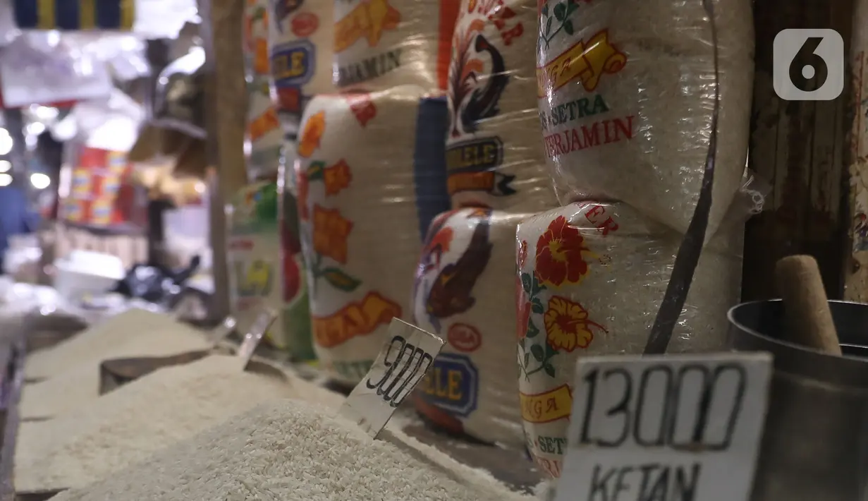 Beras yang dijual terlihat di Pasar Cibubur, Jakarta, Kamis (16/6/2022). Berdasarkan pantauan di Pusat Informasi Harga Pangan Strategis Nasional (PIHPS), terpantau ada beberapa kebutuhan pokok yang harganya naik. (Liputan6.com/Herman Zakharia)