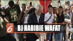 Di pusara Habibie, Xanana berdoa memberikan penghormatan dan menaburkan bunga. Kedekatan keduanya membuat duka mendalam dirasakan tokoh kemerdekaan Timor Leste itu.