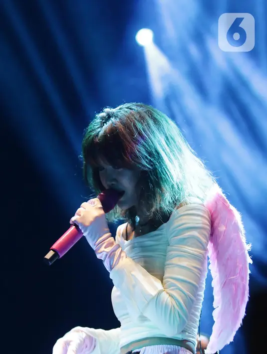 Vokalis grup band Vierratale, Widy Soediro Nichlany saat tampil di panggung Bergelora perhelatan Berdendang Bergoyang Festival, Kawasan Istora Senayan, Jakarta, Jumat (28/10/2022). Vierratale tampil menghentak dan enerjik dengan membawakan sejumlah lagu, diantaranya Seandainya, Terlalu lama, dll. (Liputan6.com/Helmi Fithriansyah)