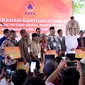 Presiden Joko Widodo atau Jokowi penyaluran bantuan langsung tunai (BLT) puso di Kantor Kecamatan Bojong, Kabupaten Pekalongan, Jawa Tengah, Rabu (13/12/2023).(Biro Pers Sekretariat Presiden/Muchlis Jr)