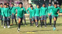 Timnas Indonesia U-16 melakukan persiapan menjelang hadapi Filipina U-16 dan PSS Sleman junior di Sleman. (Bola.com/Ronald Seger)