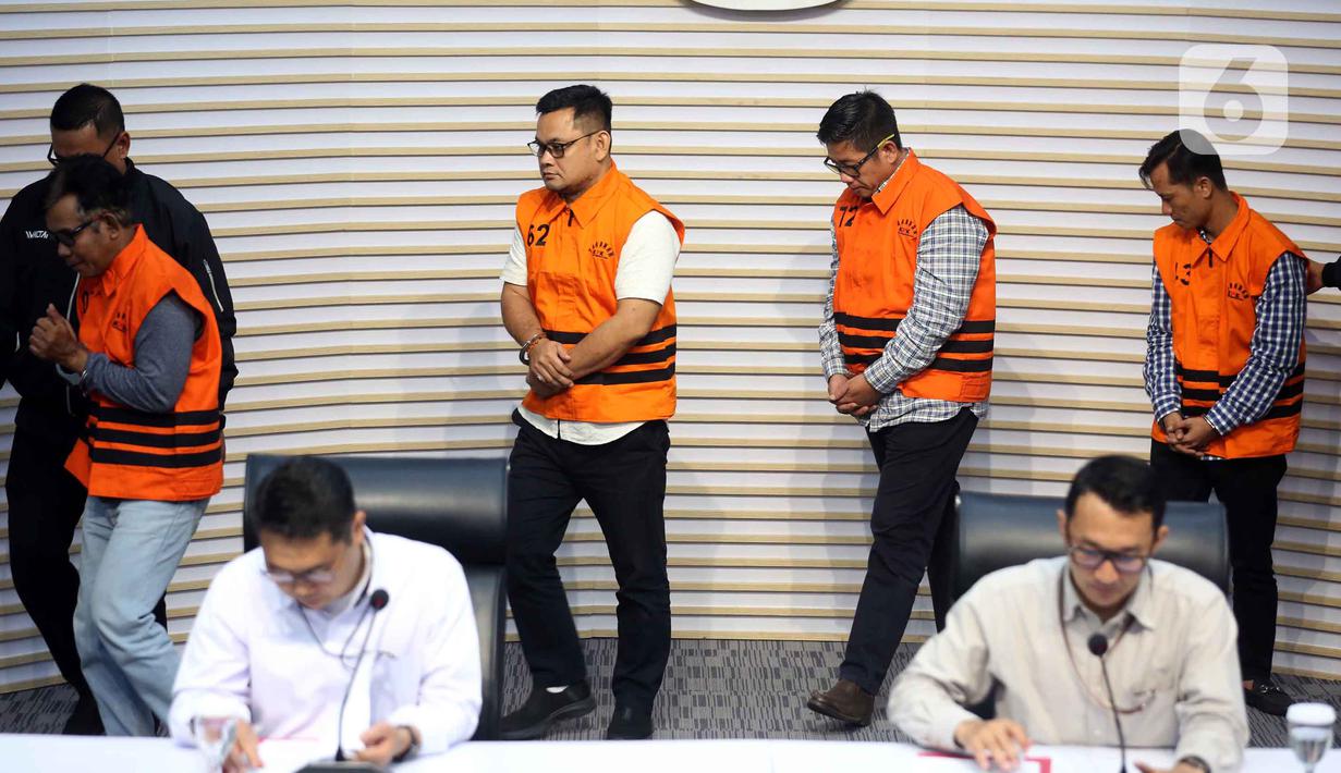 Mendra SB; Anggota Dewan Perwakilan Rakyat Daerah (DPRD) Kabupaten Ogan Komering Ulu periode 2024-2029, Robi Vertigo; Wakil Ketua Dewan Perwakilan Rakyat Daerah (DPRD) Kabupaten Ogan Komering Ulu periode 2024-2029, Parwanto; dan Ahmat Thoha (memakai rompi tahanan dari kiri ke kanan) saat mengikuti rilis penetapan penahanan di Gedung Merah Putih Komisi Pemberantasan Korupsi (KPK), Jakarta, Kamis 20 November 2025. (Liputan6.com/Helmi Fithriansyah)