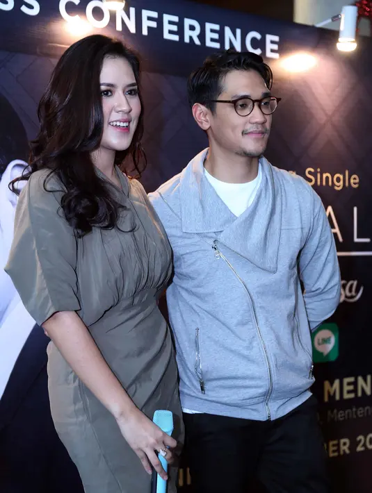 "50 persen dari video klip itu nyata. Dari SMA, saya ingat Yaya (sapaan Raisa) suka nyanyi. Dia tampil di acara prom night angkatan saya. Saya suka suara Yaya sejak SMA. Pokoknya saya ngefans sama Yaya," aku Afgan. (Nurwahyunan/Bintang.com)