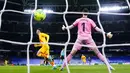 Pemain Barcelona Ferran Torres (kiri) melakukan selebrasi usai mencetak gol ke gawang Real Madrid pada pertandingan sepak bola La Liga Spanyol di Stadion Santiago Bernabeu, Madrid, Spanyol, Minggu (20/3/2022). Barcelona menang 4-0. (AP Photo/Manu Fernandez)