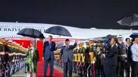 Hujan-hujan, Prabowo Sambut Kedatangan Presiden Turkiye Erdogan di Pangkalan TNI AU Halim