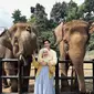 Dinda Hauw tampil cantik dengan tiered dress warna biru dipadukan knit cardigan dan pashmina putih dalam momen liburannya ke Lembang Park Zoo [Foto: IG/dindahw].