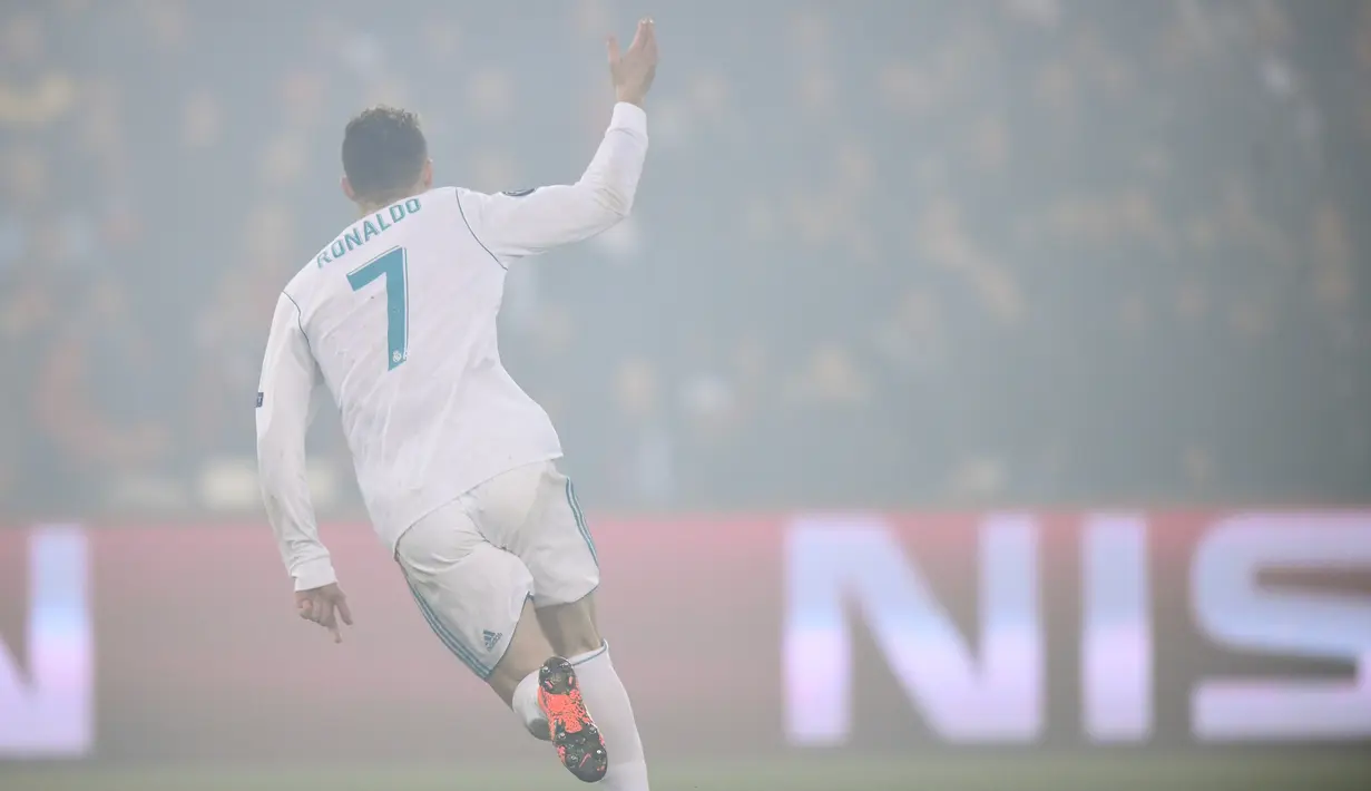 Bintang Real Madrid, Cristiano Ronaldo merayakan gol yang dicetaknya ke gawang PSG pada laga Liga Champions di Stadion Parc des Princes, Paris, Selasa (6/3/2018). PSG kalah agregat 2-5 dari Madrid. (AFP/Franck Fife)