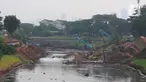 Alat berat excavator mengeruk tanah dan lumpur pada proyek pengendalian banjir sodetan Ciliwung di  Sungai Kanal Banjir Timur, Cipinang, Jakarta, Jumat (26/5/2023). (merdeka.com/imam buhori)