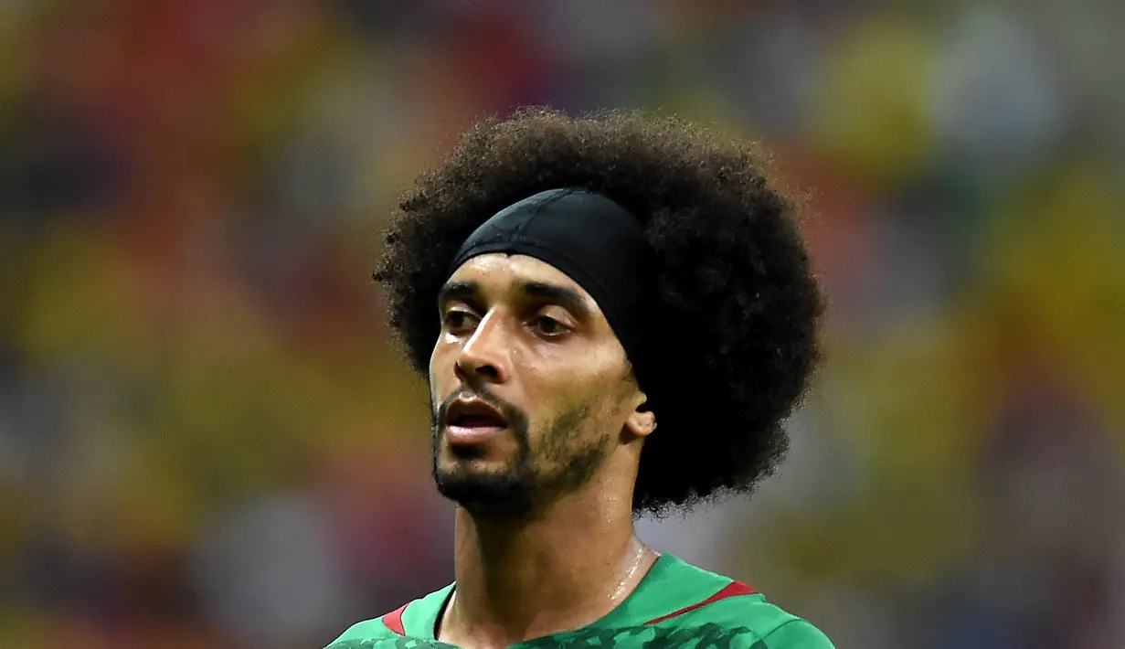 5. Benoit Assou-Ekotto - Mantan pemain Tottenham Hotspur tersebut secara jujur mengakui berkarier di sepak bola hanyalah mencari uang. Ia menuturkan sepak bola sekarang lebih baik dijadikan pekerjaan karena hanya bertahan 10 tahun. (AFP/Javier Soriano)
