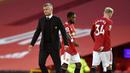 Pelatih Manchester United, Ole Gunnar Solskjaer, tampak kecewa usai anak asuhnya ditaklukkan Tottenham Hotspur pada laga Liga Inggris di Stadion Old Trafford, Minggu (4/10/2020). Tottenham menang dengan skor 6-1. (Oli Scarff/Pool via AP)