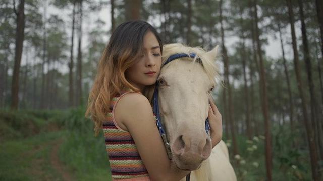 5 Fakta Angela Ci Kekasih Dodit Mulyanto, Personel Grup Musik D'Muls