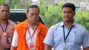 Anggota Komisi IX DPR Fraksi Partai Demokrat Amin Santono memakai rompi tahanan dikawal petugas tiba untuk menjalani pemeriksaan perdana pasca terjaring operasi tangkap tangan  (OTT) di gedung KPK, Jakarta, Senin (14/5). (Merdeka.com/Dwi Narwoko)
