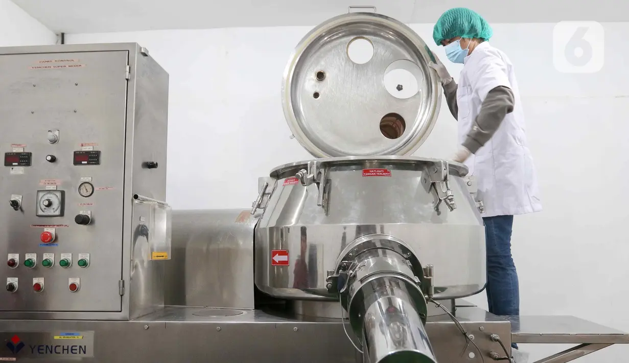 Di Bekasi, mereka hanya mengolah HPI dan menambahkannya dengan bahan-bahan lain dengan mesin pencampur (mixer). (Liputan6.com/Herman Zakharia)
