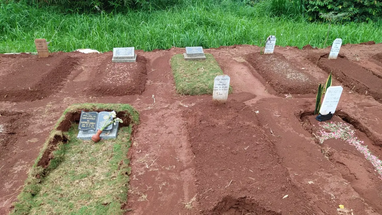 Sejumlah makam pasien Covid-19 di TPU Karaba, Tapos, Depok amblas setelah diguyur hujan dengan intensitas tinggi