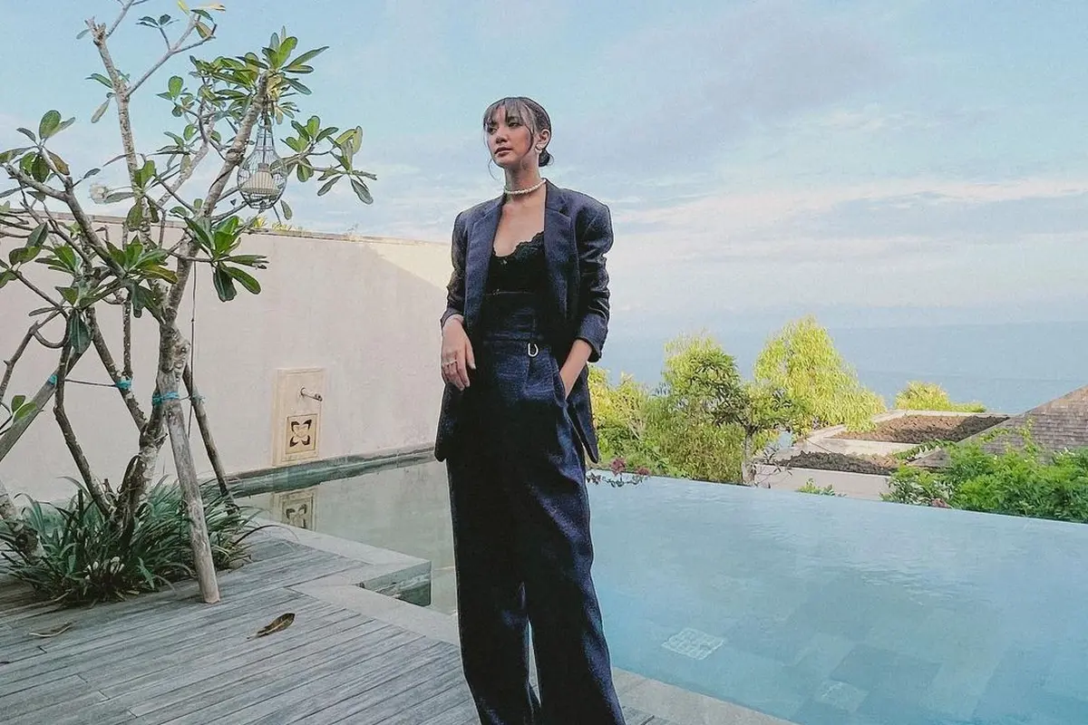 Gaya Sheila Dara Pakai Baju Suami di Resepsi Maudy Ayunda, Dipuji Tetap Cantik!