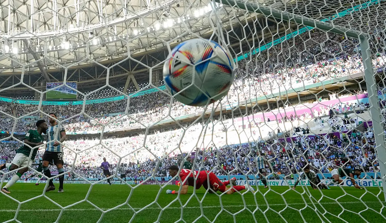 Pemain Arab Saudi Saleh Al-Shehri mencetak gol ke gawang Argentina pada pertandingan sepak bola Grup C Piala Dunia 2022 di Stadion Lusail, Lusail, Qatar, Selasa (22/11/2022). Arab Saudi mengalahkan Argentina dengan skor 2-1. (AP Photo/Ricardo Mazalan)