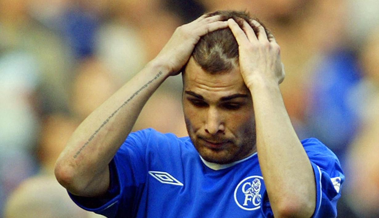 <p>Penampilan apik Adrian Mutu saat bermain di Serie A membuatnya direkrut Chelsea. Namun setelah berada di Stamford Bridge, pemain asal Rumania ini tak pernah bisa memberikan performa maksimal untuk The Blues. (AFP/Adrian Dennis)</p>