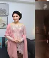 Kebaya yang dikenakan Erina Gudono - Ariel Tatum bisa jadi inspirasi seragam pernikahan. Seperti apa modelnya? [@erinagudono @arieltatum]