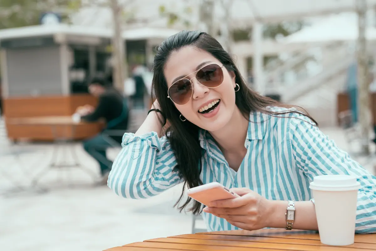 perempuan dan baju kemeja biru