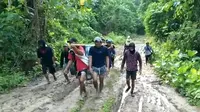 Rekaman video menunjukkan perjuangan sejumlah warga di Desa Way Hayu, Kecamatan Bengkunat, Kabupaten Pesisir Barat, Lampung melintasi jalan berlumpur untuk menuju Puskesmas terdekat.