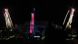 Nyala kembang api keluar dari kedua sisi National Stadium Singapura saat berlangsungnya upacara pembukaan Sea Games 2015, Jumat (5/6/2015). Sea Games 2015 berlangsung pada 5-16 Juni dan melombakan 36 cabang olahraga. (Liputan6.com/Helmi Fithriansyah)