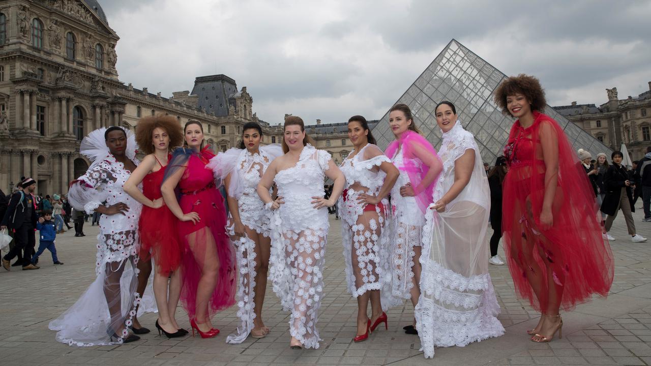 Ketika Model Ukuran Plus Pamer Gaya di Ruang Terbuka