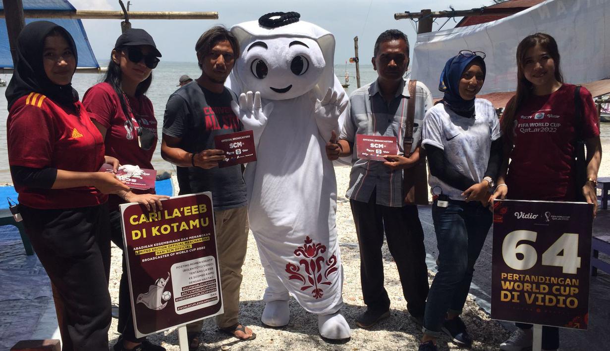 Selain  foto bersama, La'eeb juga memberikan cindera mata bagi pengunjung di Pantai Kenjeran. (Procomm Surya Citra Media)