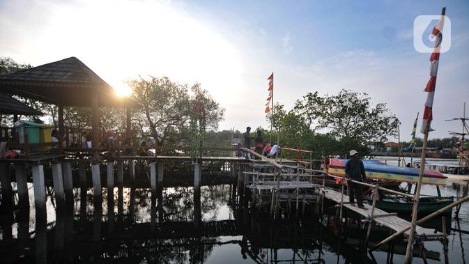 Wisatawan saat mengunjungi Taman Wisata Hutan Bakau (Mangrove) di Desa Segarajaya, Tarumajaya, Bekasi, Jawa Barat (24/11/2019). Taman wisata hutan bakau ini menjadi salah satu destinasi favorit warga, baik dari dalam maupun luar Bekasi. (merdeka.com/Iqbal S. Nugroho)