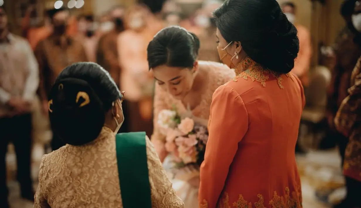 Putri tampil cantik mengenakan kebaya berwarna krem. Rambutnya disanggul membuatnya makin tampak anggun. (Instagram @putri_tanjung)