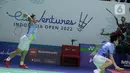 Pebulu tangkis ganda putri Indonesia Apriyani Rahayu dan Siti Fadia Silva Ramadhanti mengembalikan kok ke arah ganda putri China Zhang Shu Xian/Zheng Yu pada babak 16 besar Indonesia Open 2022 di Istora Senayan, Jakarta Pusat, Kamis (16/6/2022). Apriyani/Fadia lolos ke babak perempat final lewat rubber game, 21-16, 16-21 dan 21-18. (Liputan6.com/Faizal Fanani)