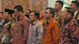 Wapres Jusuf Kalla (tengah) didampingi Ketua MPR RI Zulkifli Hasan (kedua kanan) menghadiri peringatan Hari Konstitusi di Kompleks Parlemen, Senayan, Jakarta, Selasa (18/8/2015). (Liputan6.com/Herman Zakharia)
