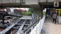 Pejalan kaki berjalan melintasi jembatan penyeberangan orang (skywalk) di kawasan Kebayoran Lama, Jakarta, Rabu (2/11/2022). Pengerjaan skywalk sepanjang 500 meter dengan desain cahaya artistik dan dilengkapi fasilitas lift nantinya mengintegrasikan Stasiun Kebayoran dengan Halte Transjakarta Koridor 8 dan Koridor 13. (Liputan6.com/Herman Zakharia)