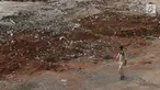 Pekerja berjalan di lahan terminal di Jalan Margonda Raya, Depok, Jawa Barat, Kamis (6/9). Megaproyek dengan total investasi Rp1,3triliun tersebut akan dilengkapi dengan mega blok komersil, hotel dan apartemen 22 lantai. (Liputan6.com/Immanuel Antonius)