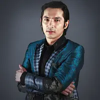 Eksklusif Abimana Aryasatya (Fotografer: Andy Masela, Digital Imaging: Denti Ebtaviani, Wardrobe: Antoni Morato (Kemeja) & Opi Bachtiar (Jas), Make up: First, Bintang.com)