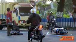 Citizen6, Klaten: Akibat dari kecelakaan ini pengendara motor mengalami luka ringan. Selain itu sempat menimbulkan kemacetan. (Pengirim: Areza Taqwim)