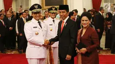 Presiden Joko Widodo memberikan selamat kepada Gubernur DKI Jakarta Anies Baswedan usai pelantikan di Istana Negara, Jakarta, Senin (16/10). Anies-Sandi dilantik menjadi Gubernur dan Wakil Gubernur DKI Jakarta periode 2017-2022.(Liputan6.com/Angga Yuniar)