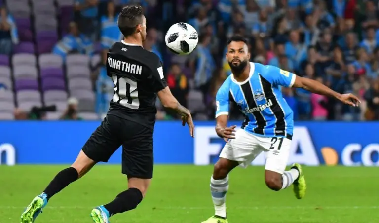 Gelandang Pachuca, Jonathan Urretaviscaya (kiri), mendapat pengawalan dari gelandang Gremio, Fernandinho, pada semifinal Piala Dunia Antarklub 2017 di Stadion Hazza bin Zayed, Al-Ain, Selasa (12/12/2017). (AFP/Giuseppe Cacace)