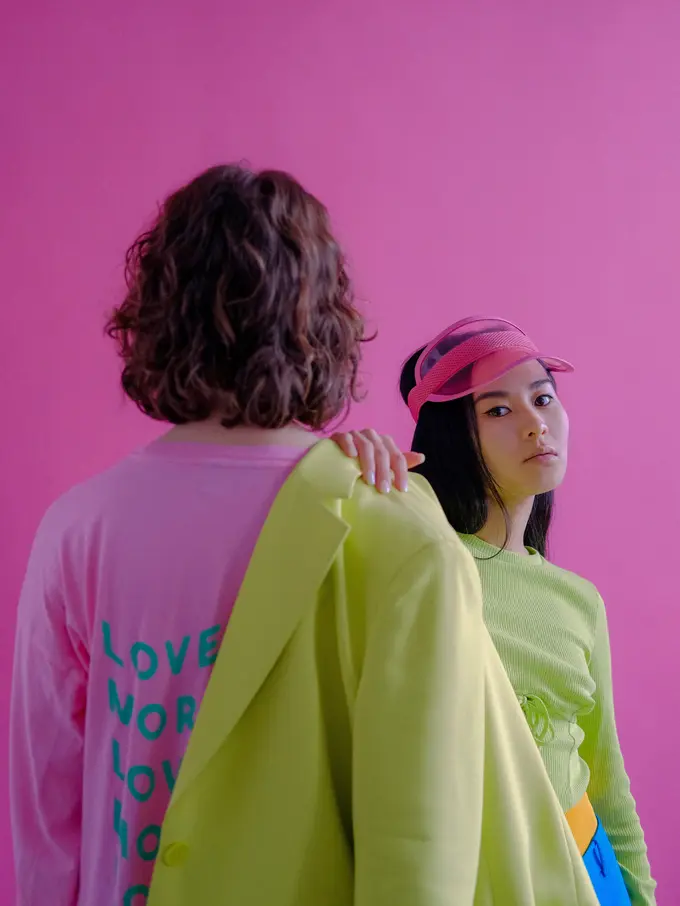 Busana Simple dengan Warna Bold dan Menyala Masih Jadi Tren Fashion 2022