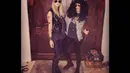 Aktris Jessica Alba (kanan) memilih kostum Halloween ala Slash, yang dikenal sebagai mantan gitaris band Guns and Roses saat perayaan Halloween, Jumat (31/10/2014). (instagram.com/jessicaalba)