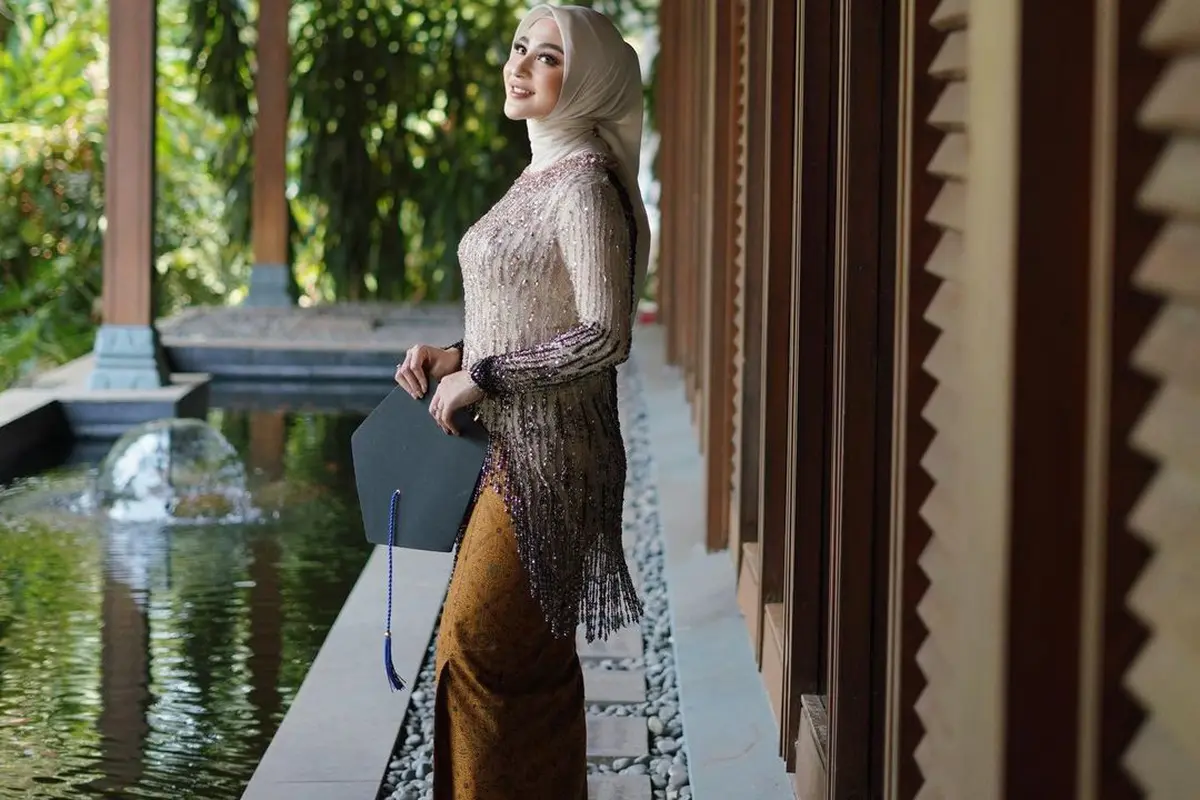 6 Potret Anggun Margin Wieheerm Kenakan Kebaya Full Payet saat Wisuda, Resmi Jadi Sarjana Hukum