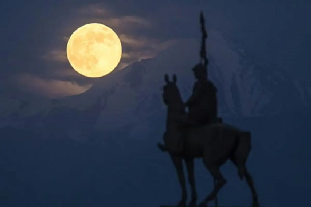 Ilustrasi Supermoon dan Manusia Serigala