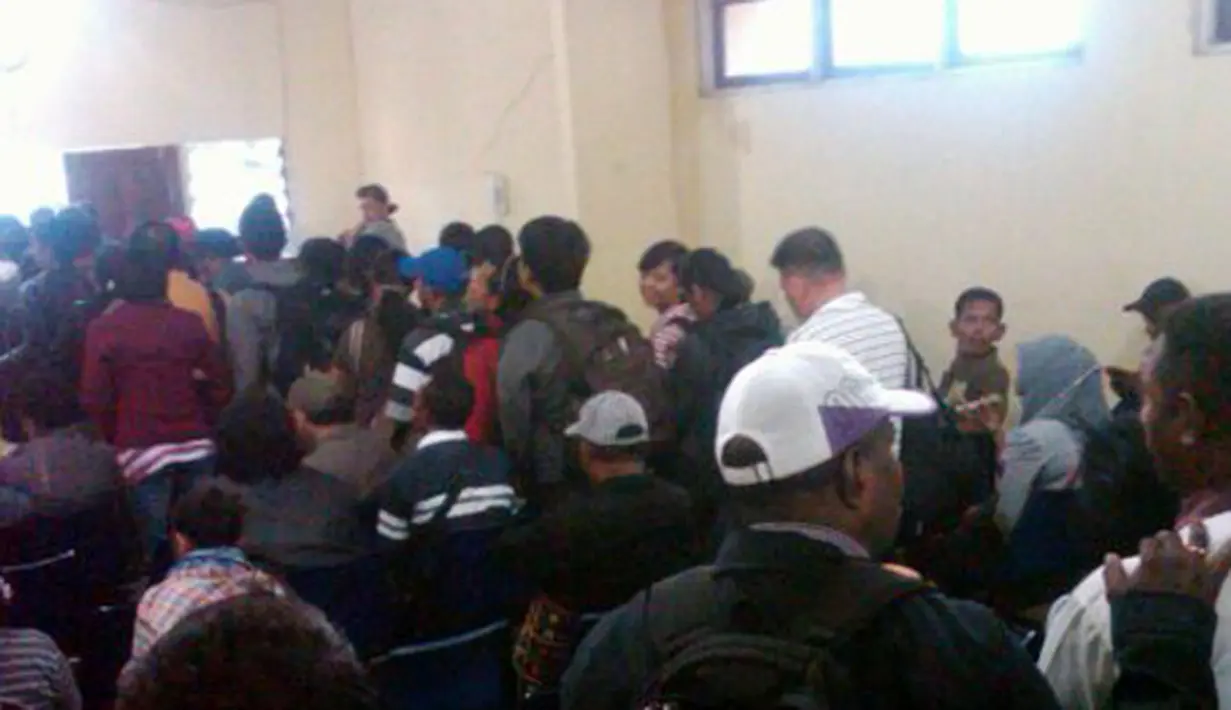 Citizen6, Papua Barat: Ruang tunggu bandara yang hanya 5 x 7 meter tidak cukup menampung semua penumpang dikala hujan mengguyur Kota Manokwari. (Pengirim: Zainudin).