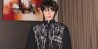 Diketahui, batik yang dikenakan Taeyong tersebut merupakan rancangan desainer ternama Tanah Air, Mel Ahyar.  [@taeoxo_nct]