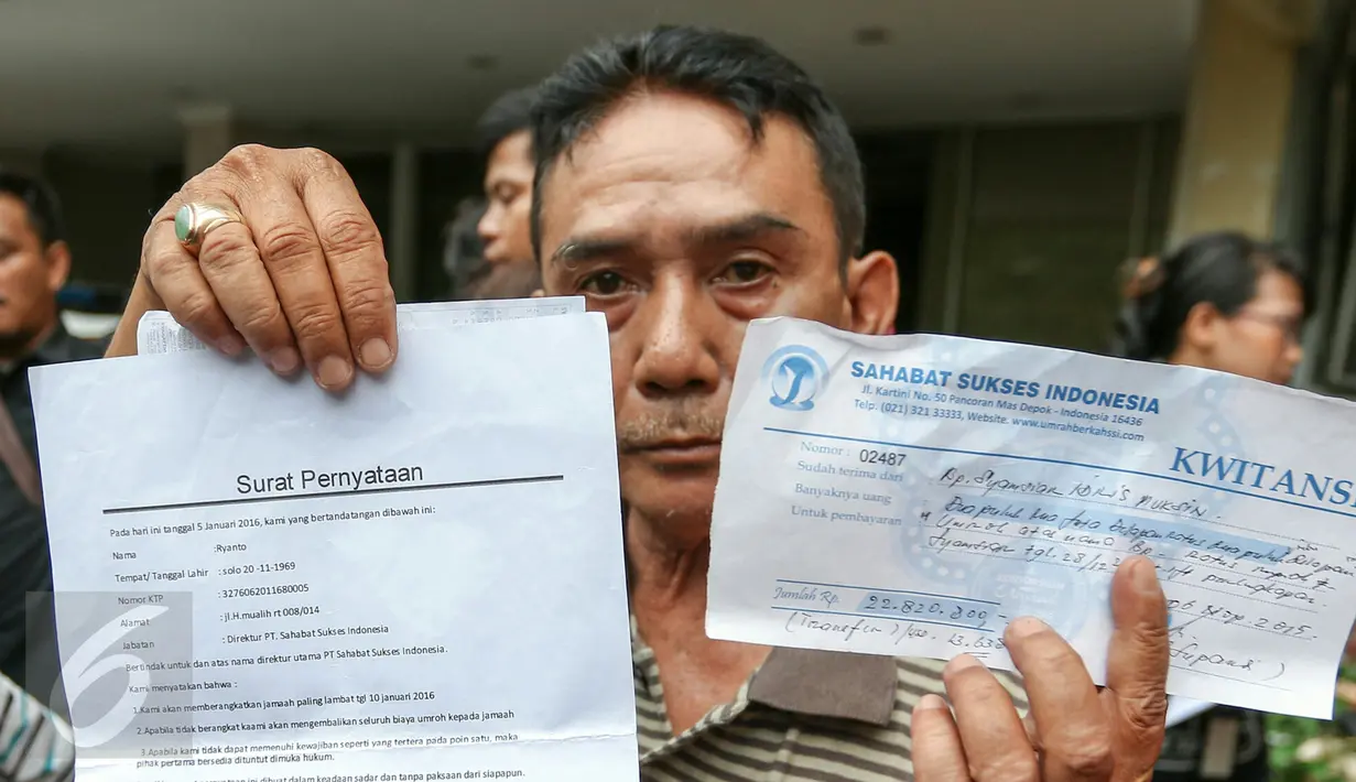 Korban penipuan program umroh PT SSI menunjukan bukti kwitansi dan surat pernyataan usai melakukan laporan di Polda Metro, Jakarta, Minggu (20/3/2016). Sebanyak 300-500 warga menjadi korban penipuan program umroh PT SSI. (Liputan6.com/Yoppy Renato)