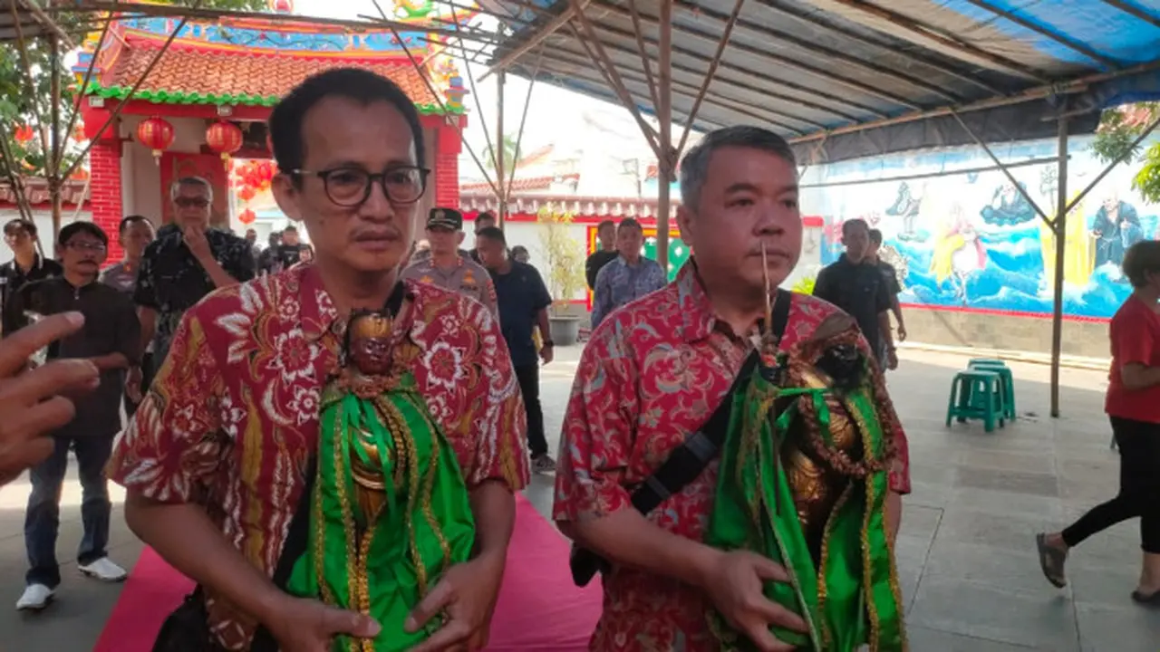 Disambut Gembira, Dua Patung Dewa Vihara Welas Asih Cirebon Kembali