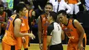 Pemain Pelita Jaya memprotes keputusan wasit. (Bola.com/Arief Bagus)