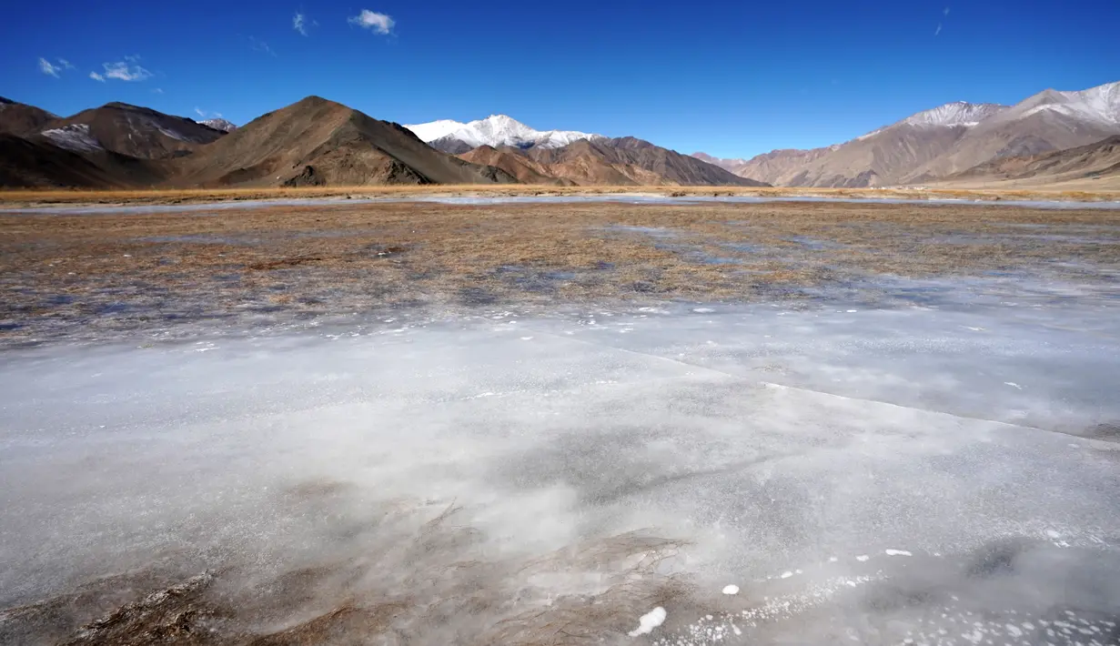 Foto pada 30 November 2020 menunjukkan pemandangan di Wilayah Rutog, Prefektur Ngari, Daerah Otonom Tibet, China. Ngari, yang dijuluki sebagai "puncak atap dunia" dengan ketinggian rata-rata 4.500 meter di atas permukaan laut, dikenal dengan pemandangannya yang menakjubkan. (Xinhua/Zhan Yan)