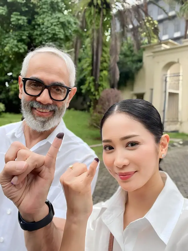 Potret 10 Artis Usai Nyoblos Pemilu, Pamer Jari Kelingking