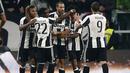 Pemain Juventus merayakan gol yang dicetak Giorgio Chiellini ke gawang Sampdoria dalam pertandingan pekan ke-10 Serie A di Juventus Stadium, Rabu (26/10/2016) waktu setempat. (AFP/Marco Bertorello)